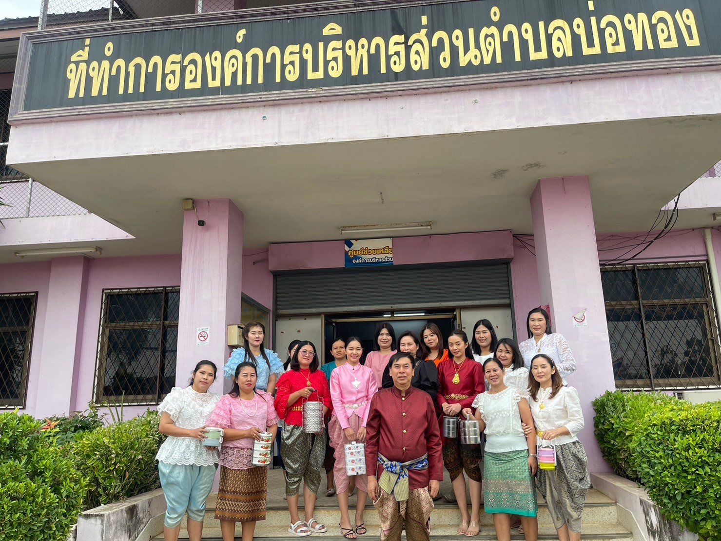 แต่งผ้าไทย  ใช้ตะกร้า หิ้วถุงผ้า  ถือปิ่นโต