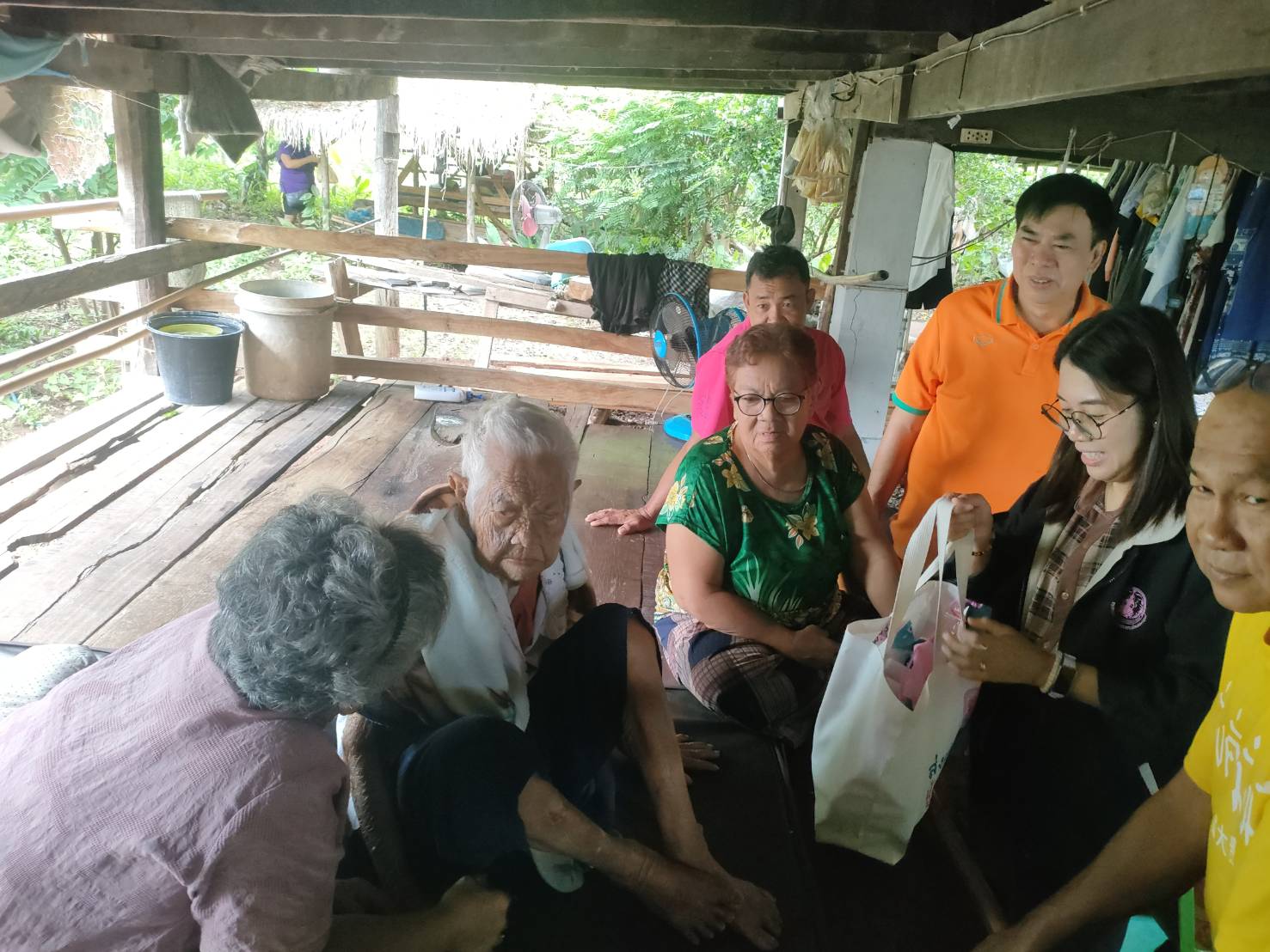 ลงพื้นที่เยี่ยมบ้านและส่งกำลังใจให้กับผู้สูงอายุ