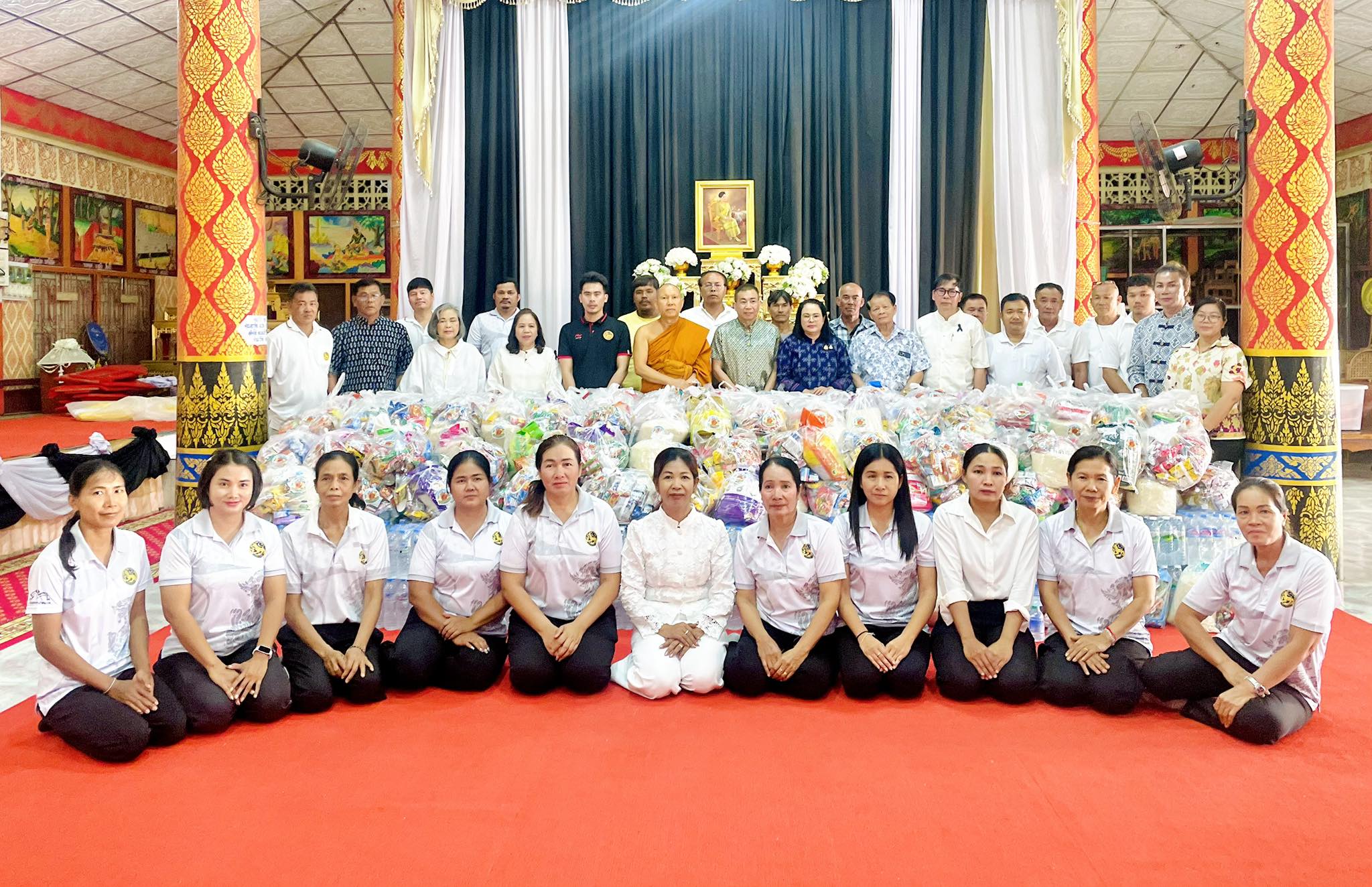 ทำบุญตักบาตร สุขใจวันพระ เราใส่บาตรกับนายอำเภอ