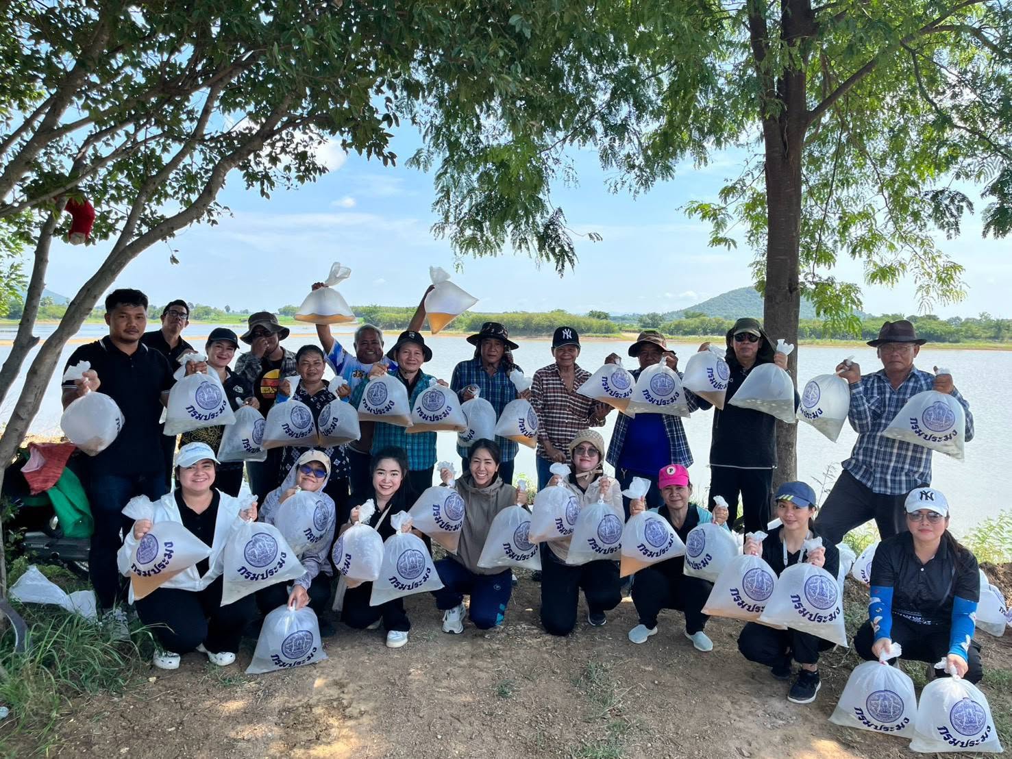 อบต.บ่อทอง จัดกิจกรรมปลูกป่าและปล่อยพันธุ์ปลา เฉลิมพระเกียรติ                        พระบาทสมเด็จพระวชิรเกล้าเจ้าอยู่หัว